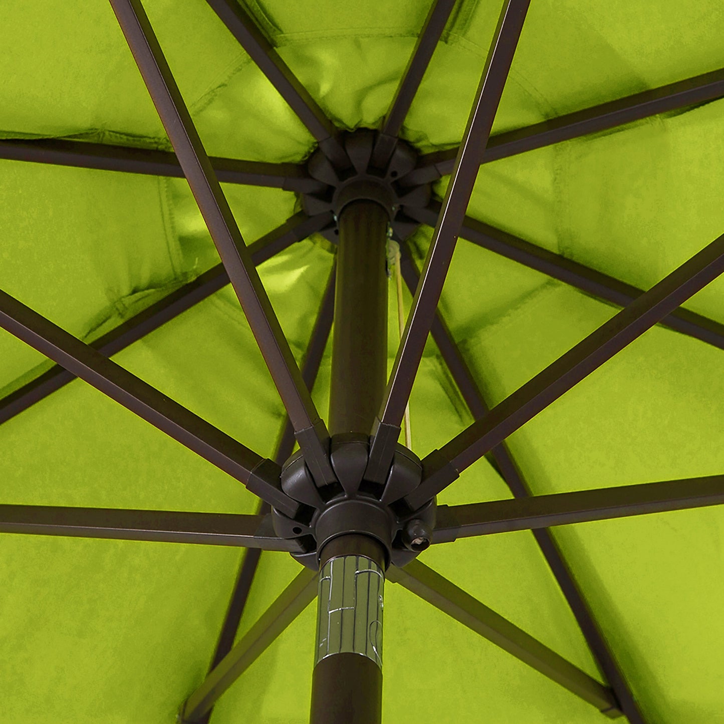 Parasol de terrasse Lopes de 2,7 m avec socle à poids bronze inclus.