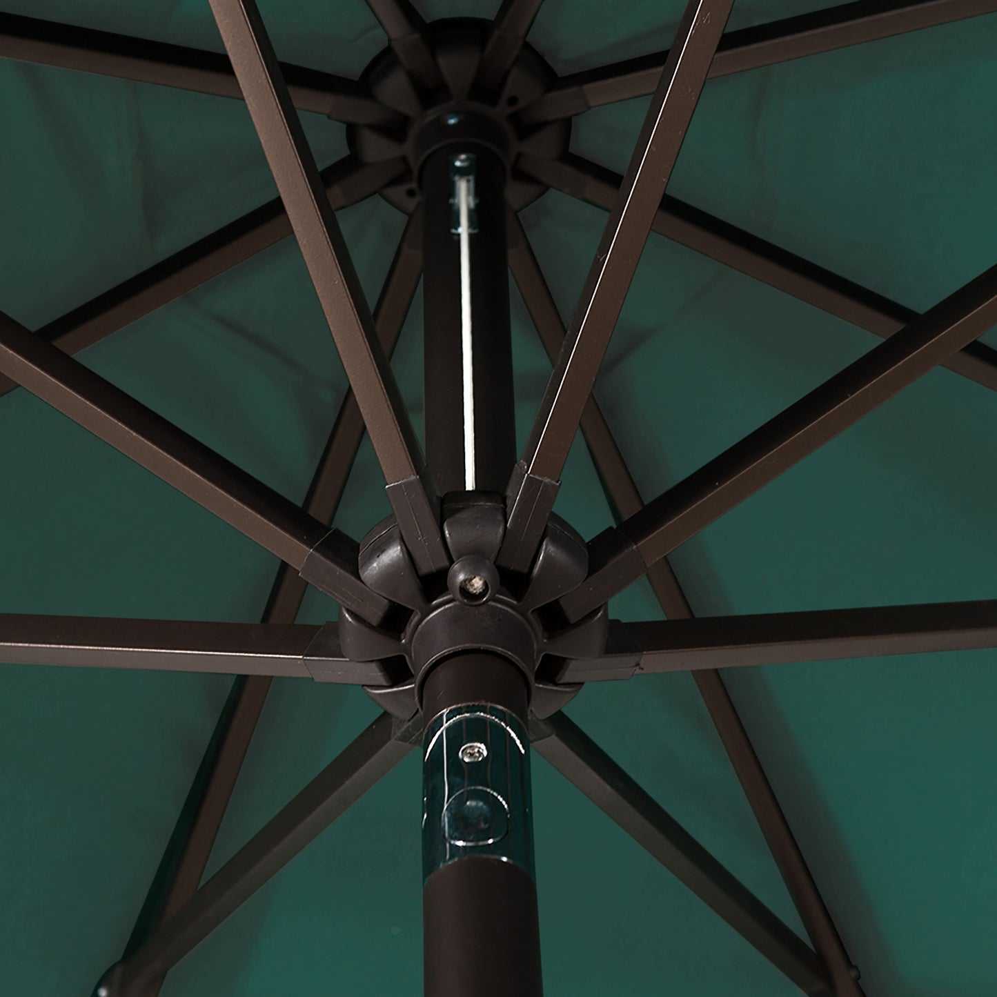 Parasol de terrasse Lopes de 2,7 m avec socle à poids bronze inclus.
