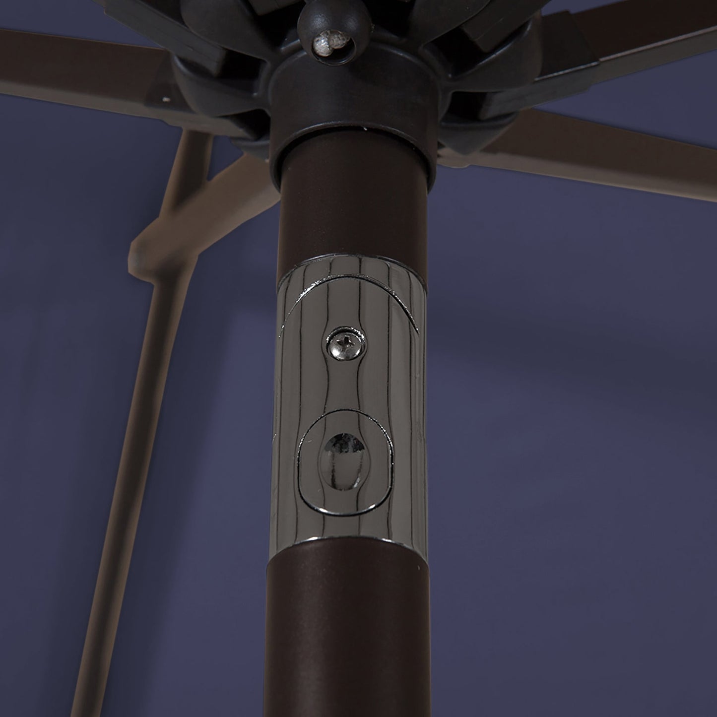 Parasol de terrasse Lopes de 2,7 m avec socle à poids bronze inclus.