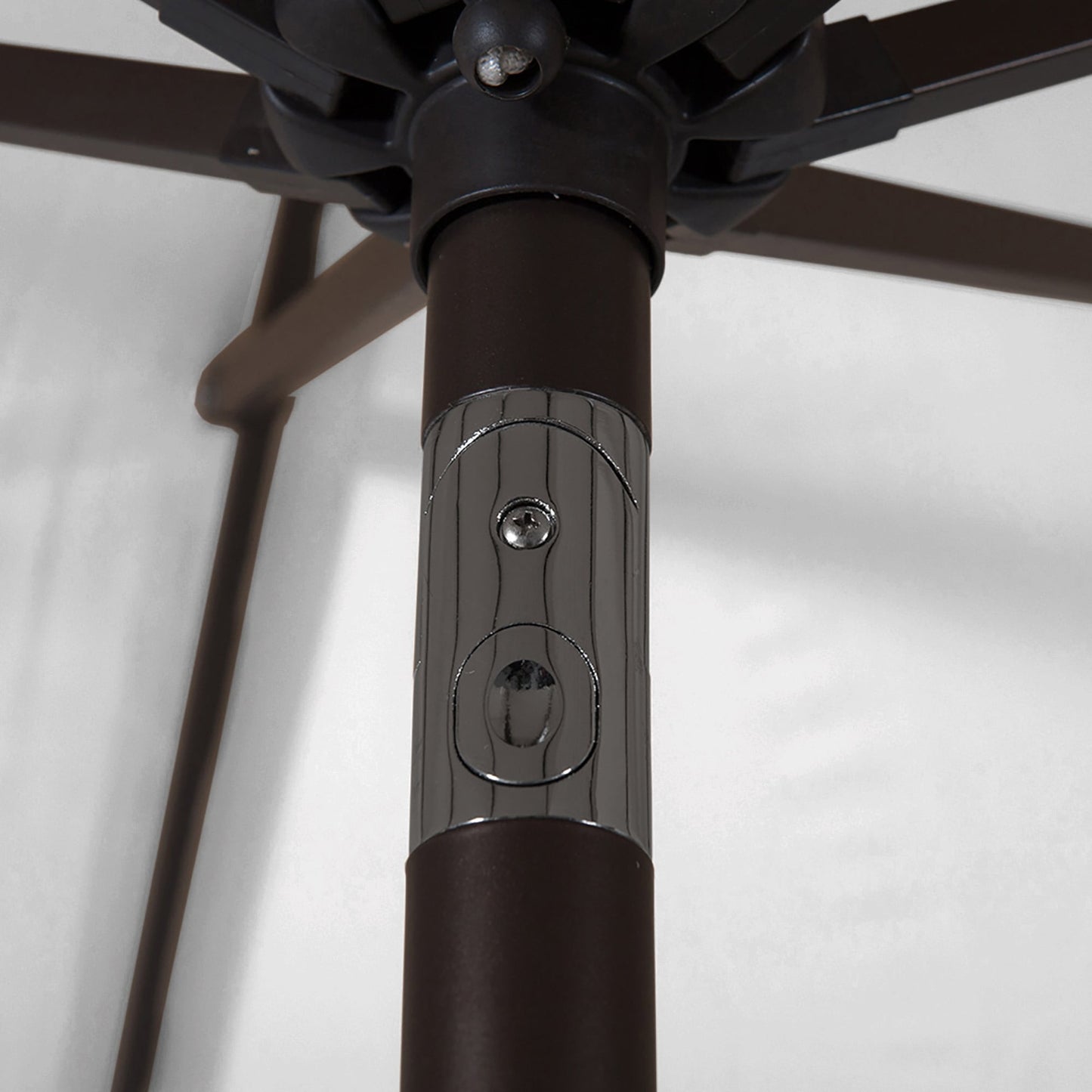 Parasol de terrasse Lopes de 2,7 m avec socle à poids bronze inclus.