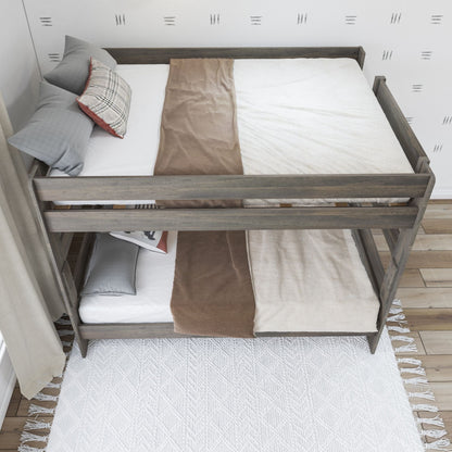 Lit superposé Max and Lily Farmhouse, avec un lit double en dessous et un lit queen size au-dessus.