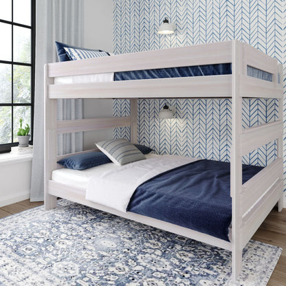 Lit superposé Max and Lily Farmhouse, avec un lit double en dessous et un lit queen size au-dessus.