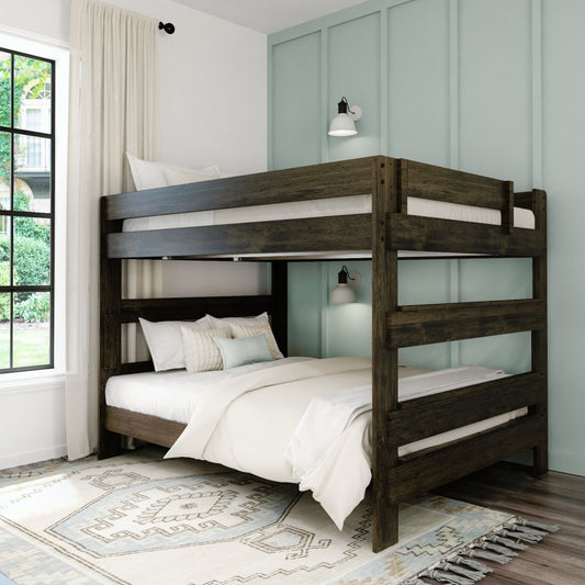 Lit superposé Max and Lily Farmhouse, avec un lit double en dessous et un lit queen size au-dessus.