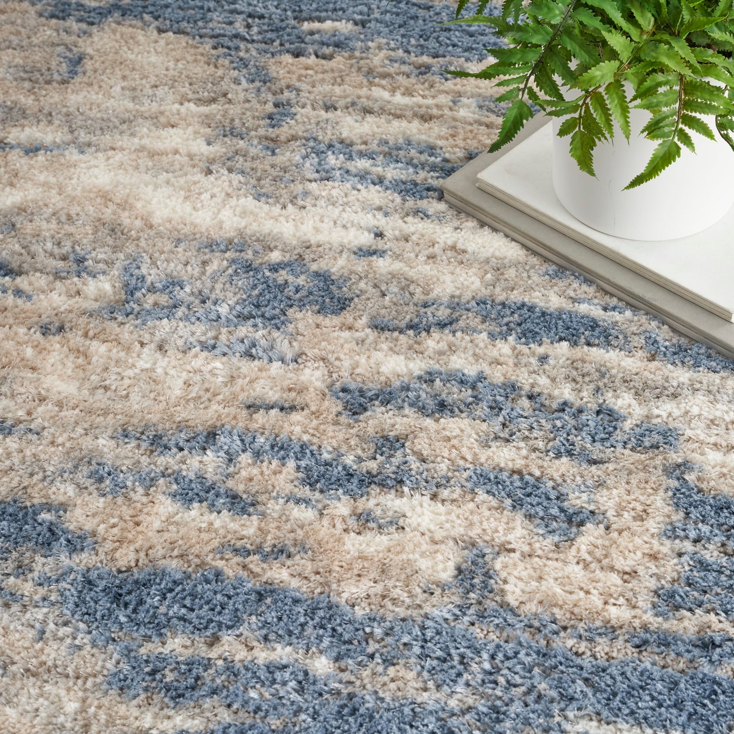 Tapis de sol ultra moelleux à poils longs, abstrait et glamour de la marque Nourison