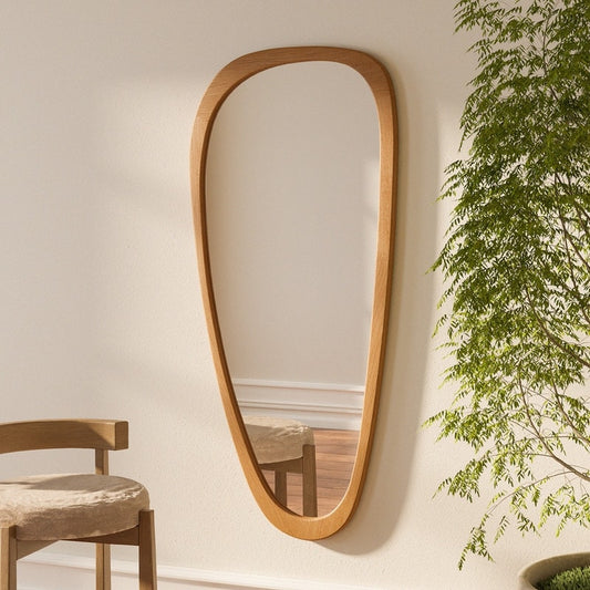 Miroir mural asymétrique en forme de galet avec cadre en pin.