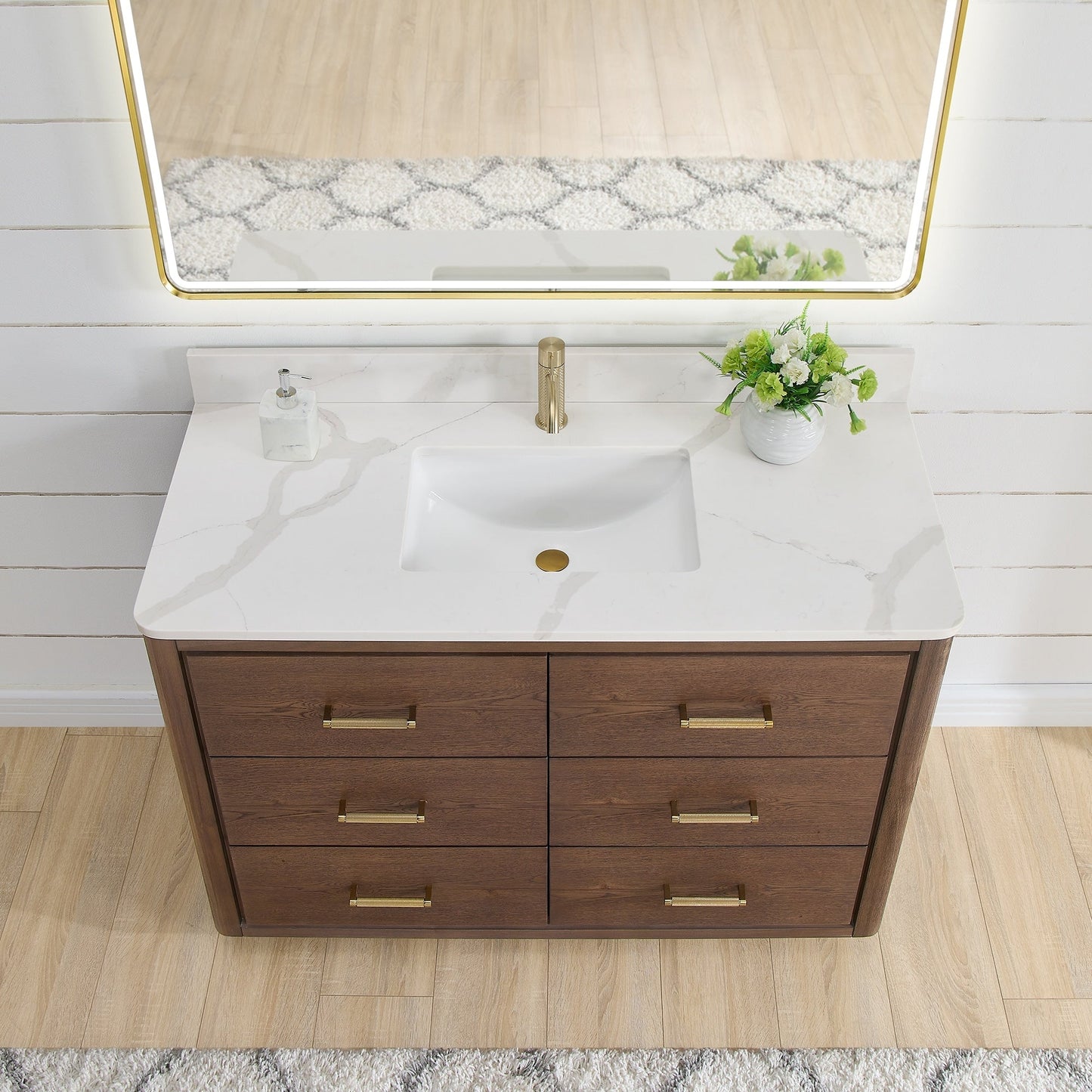 Meuble-lavabo Porto avec plan de toilette en pierre de quartz blanche, sans miroir.