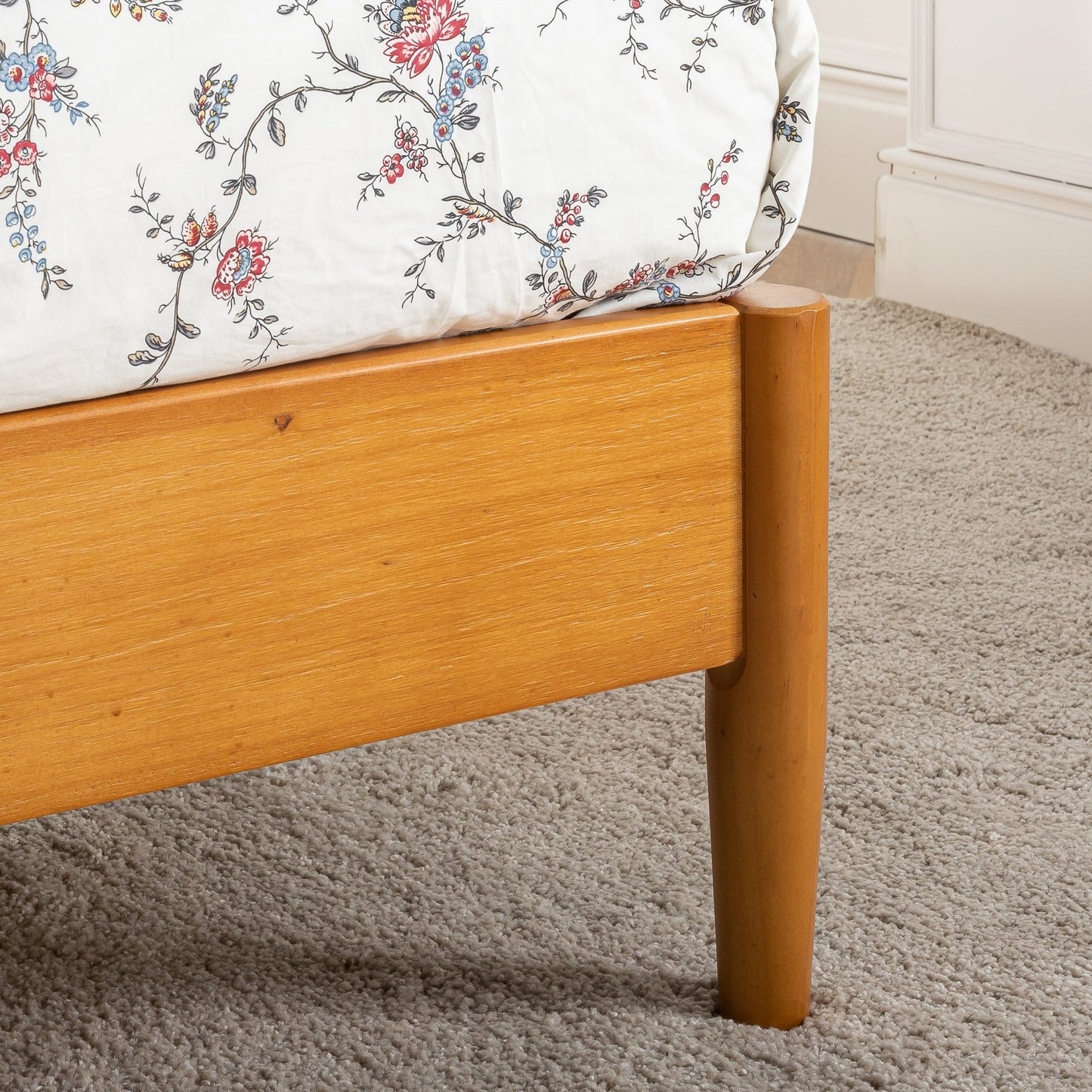 Priage, lit-plateforme en bois de style Mid-Century de ZINUS