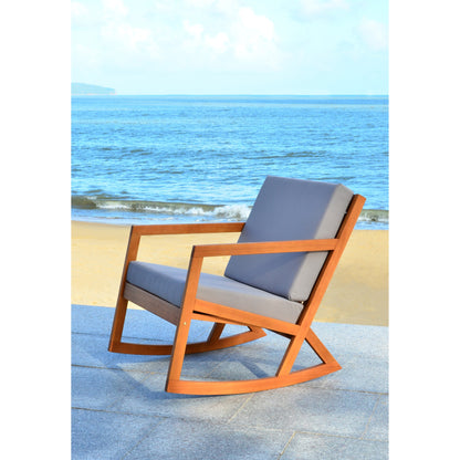 Chaise à bascule d'extérieur Makaila de SAFAVIEH avec coussin - 66L x 79P x 97H (cm)