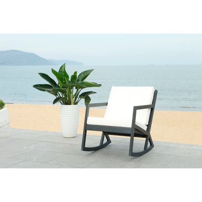 Chaise à bascule d'extérieur Makaila de SAFAVIEH avec coussin - 66L x 79P x 97H (cm)