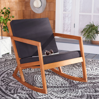 Chaise à bascule d'extérieur Makaila de SAFAVIEH avec coussin - 66L x 79P x 97H (cm)