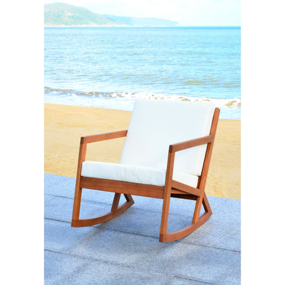Chaise à bascule d'extérieur Makaila de SAFAVIEH avec coussin - 66L x 79P x 97H (cm)