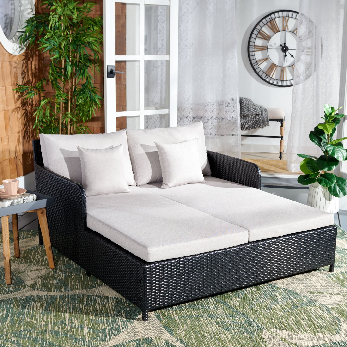 SAFAVIEH Fauteuil de jardin en osier Taniyah avec coussins - 135L x 71P x 157H (cm)