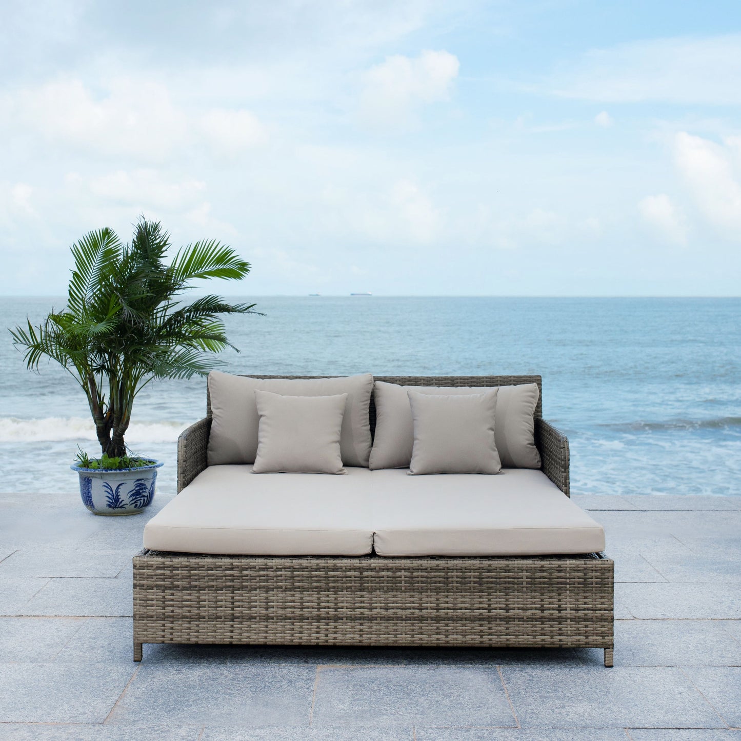 SAFAVIEH Fauteuil de jardin en osier Taniyah avec coussins - 135L x 71P x 157H (cm)