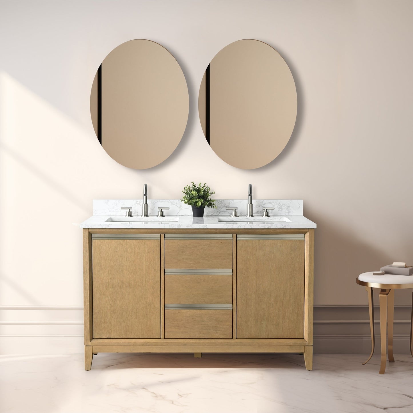 Meuble-lavabo Art pour salle de bain avec lavabo en céramique et plan de travail en marbre composite.
