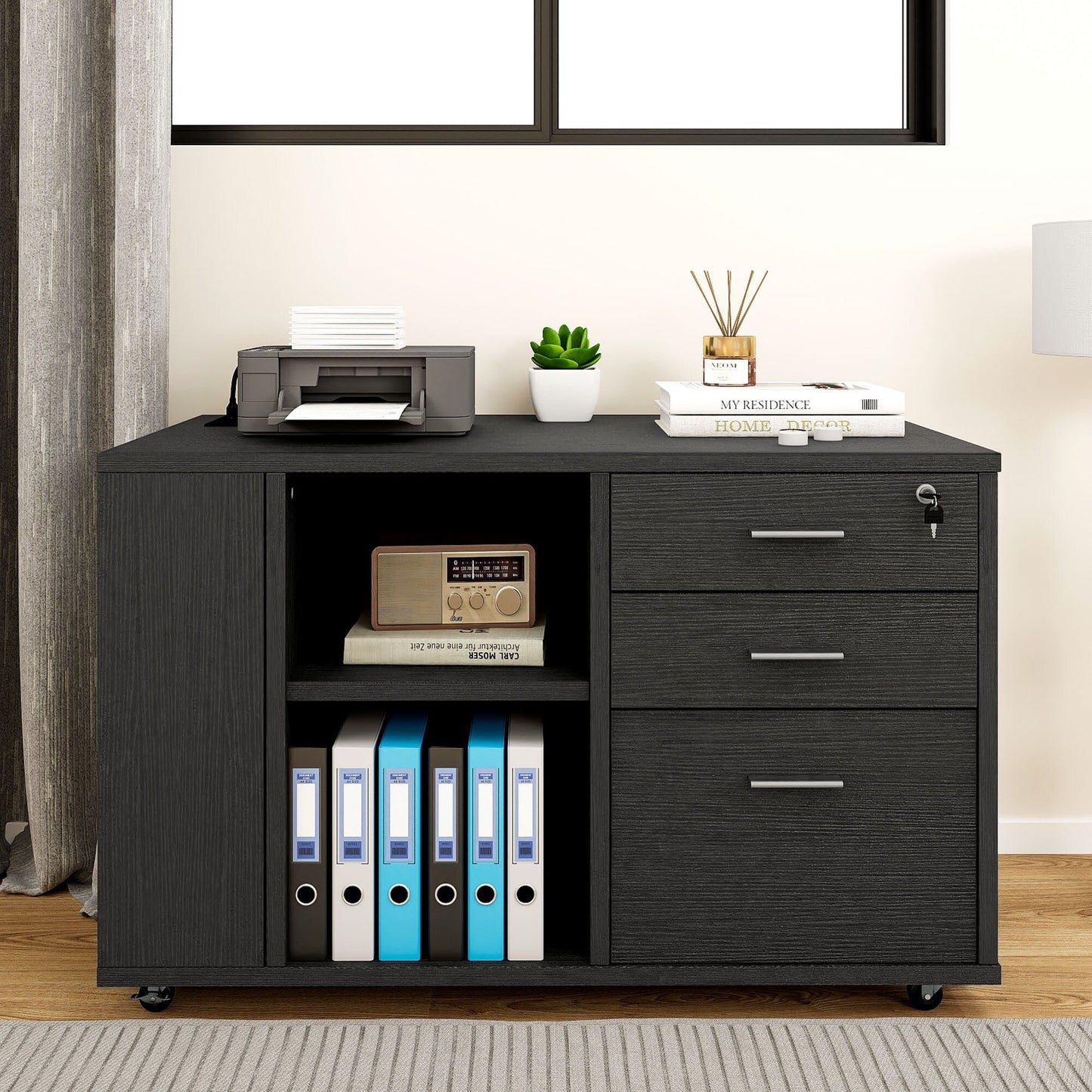 Meuble de rangement en bois avec station de recharge, classeur latéral mobile verrouillable, compatible avec les dossiers A4, lettres et documents légaux.