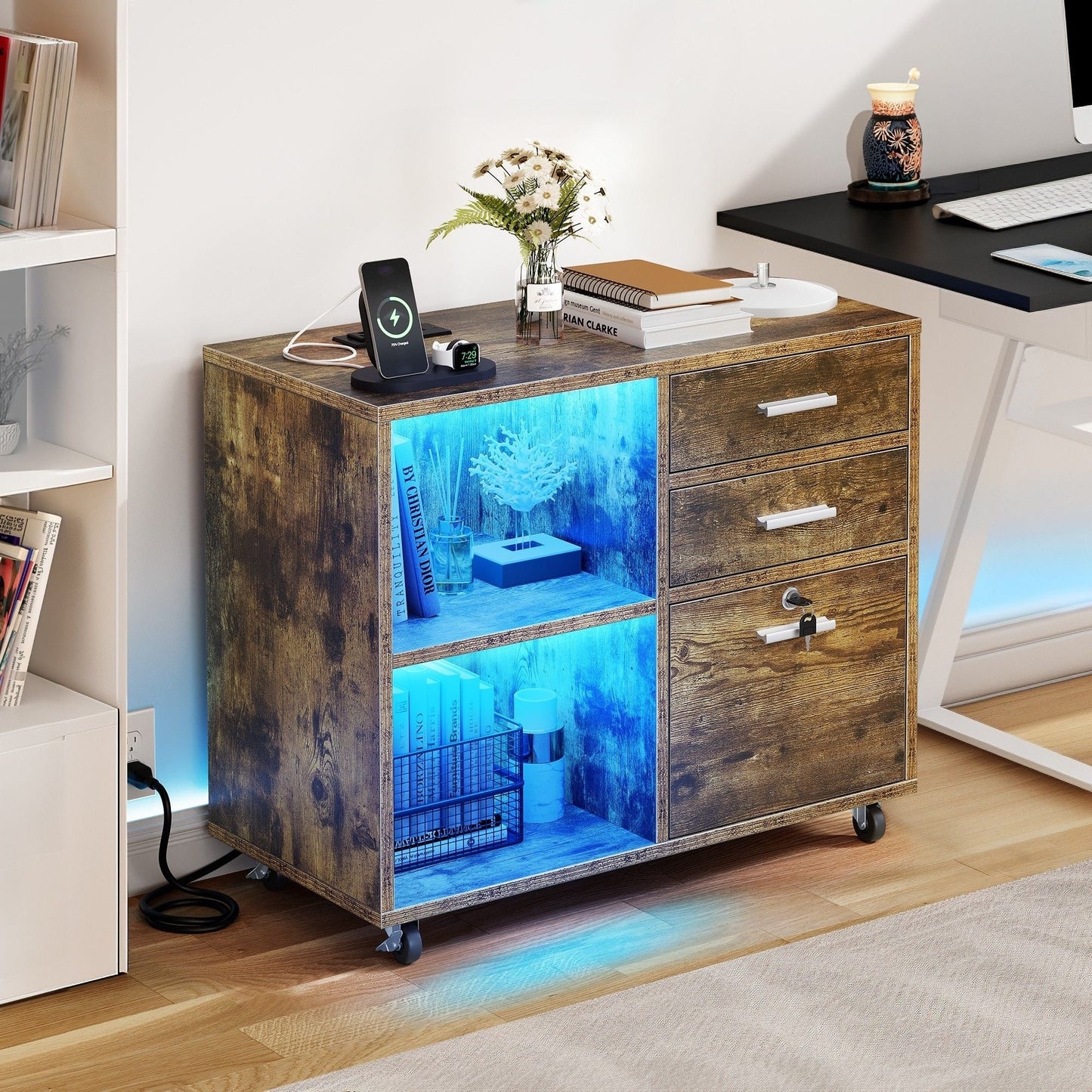 Meuble de rangement en bois avec station de recharge, classeur latéral mobile verrouillable, compatible avec les dossiers A4, lettres et documents légaux.